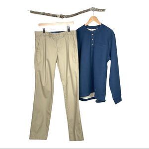 𝅺gap Straight Fit Khaki Pants